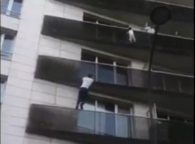 "Spajdermen": Migrant spasio dete koje je visilo sa balkona VIDEO