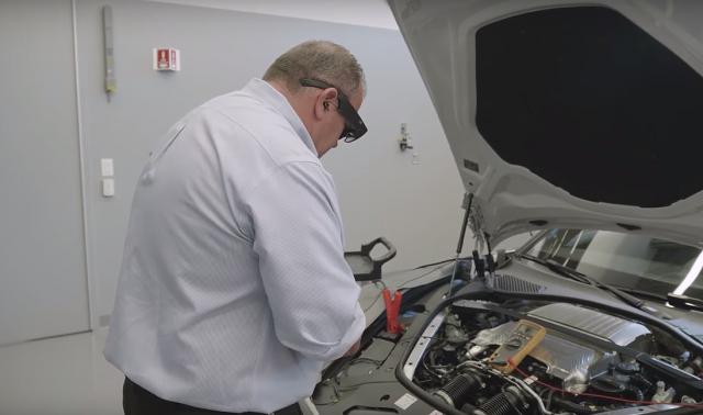 Kako pametne naočare pomažu auto-mehaničarima (VIDEO)