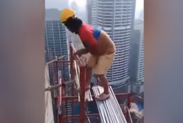 Uznemirujući video-snimak: Radnik na 200m visine radi bez zaštite