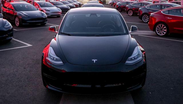 CR: Tesla apdejtovao Model 3, auto sada odlično koči
