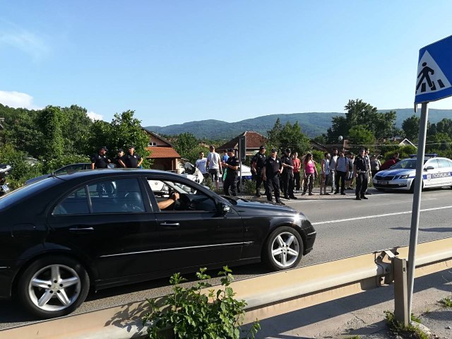 Policija pored puta, pešaci levo-desno preko puta VIDEO