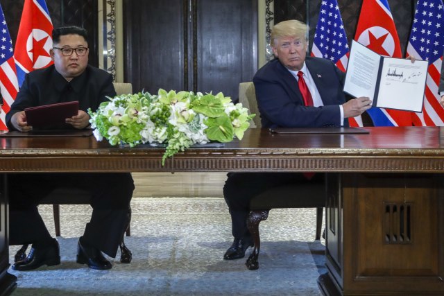 Tramp i Kim pokazali papir, evo šta tamo piše FOTO/VIDEO