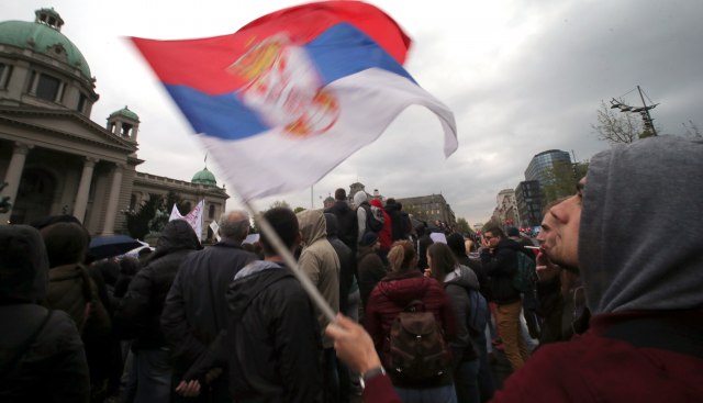Omladinac Zvezde nosi zastavu Srbije na otvaranju Mundijala
