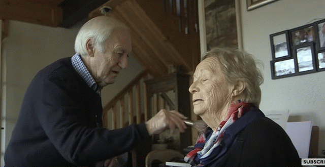 U 84. godini uči da šminka kako bi ulepšavao ženu koja gubi vid