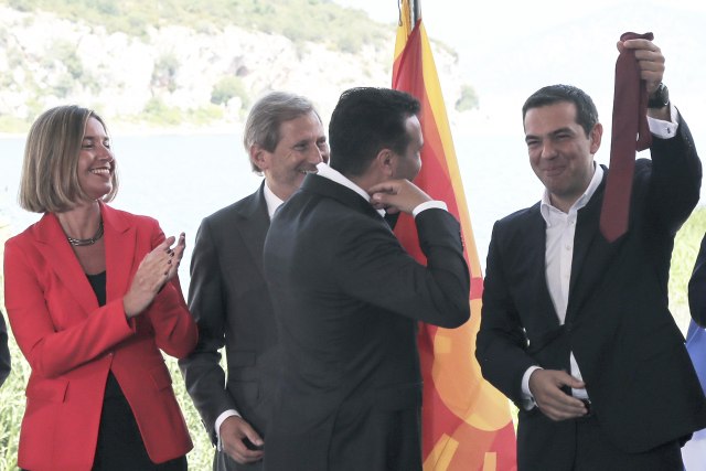 Zaev poklonio Ciprasu svoju kravatu FOTO
