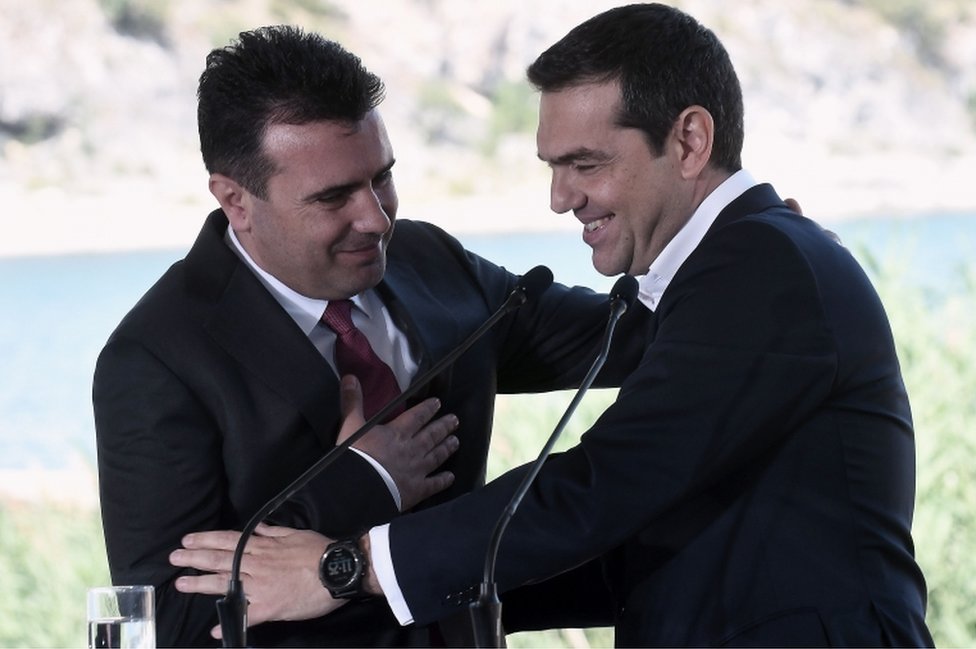Novo ime Makedonije: Premijeri posmatraju dok ministri potpisuju istorijski dogovor
