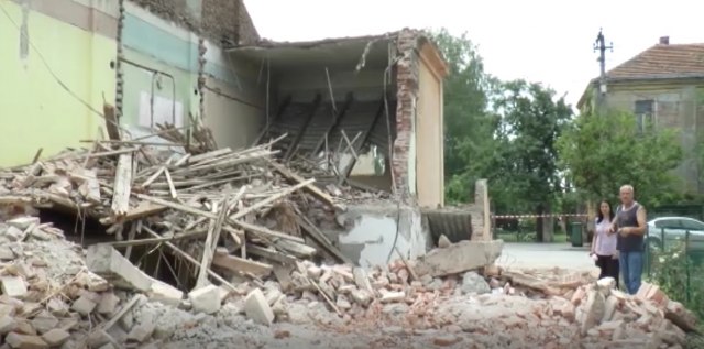 Kako je srušena kuća dok je u njoj bio čovek? VIDEO