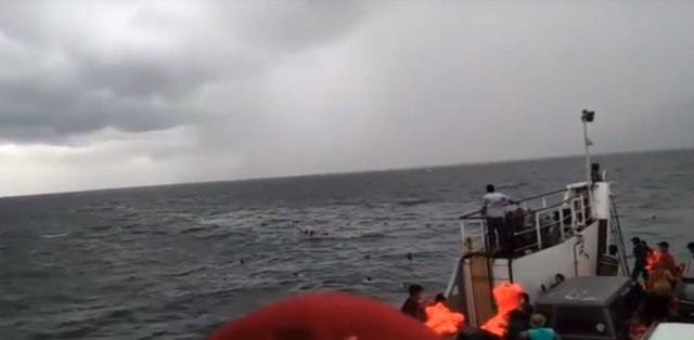Više od stotinu ljudi nestalo posle brodoloma / VIDEO