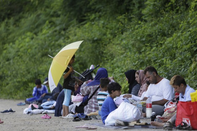 "Nije taèno da usmeravamo migrante prema susedima"