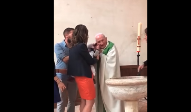 Snimak šokirao svet – sveštenik ošamario dete na krštenju