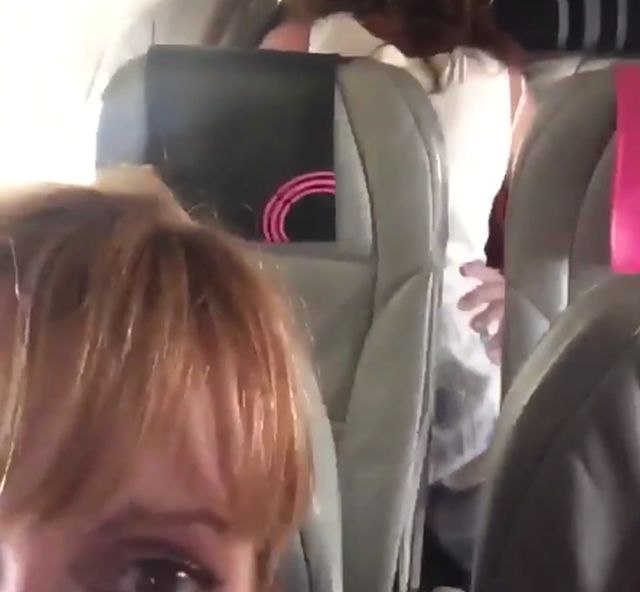 Neobuzdani par prepustio se strastima u avionu  / VIDEO