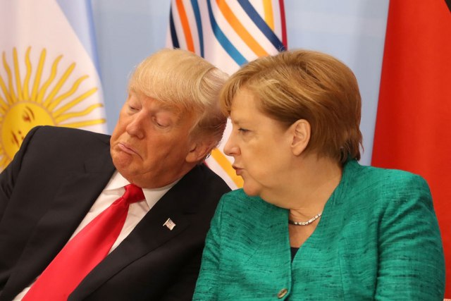 "Tramp bacio Merkelovoj dve bombone – 'Evo ti, Angela...'"
