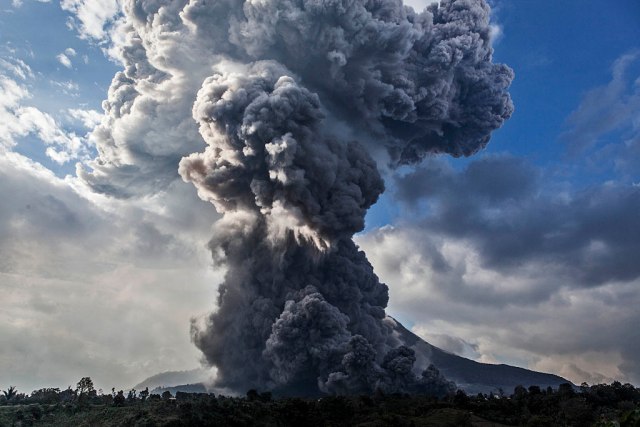 "Bondov" vulkan u Japanu katapultirao stene / VIDEO