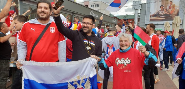 Srbi pevaju pesme i pale baklje, dok Švajcarci igraju karte
