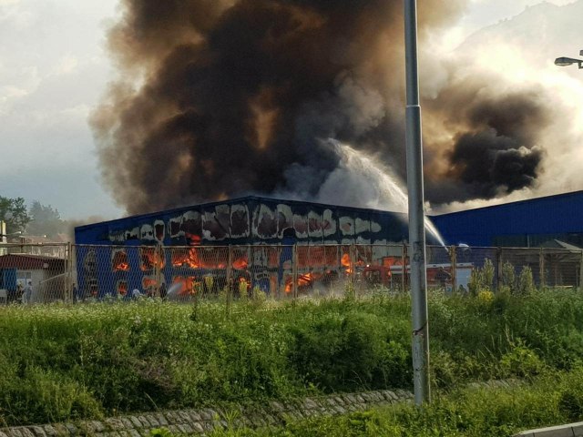 Prijepolje: Fabrika u plamenu, ogroman oblak dima FOTO