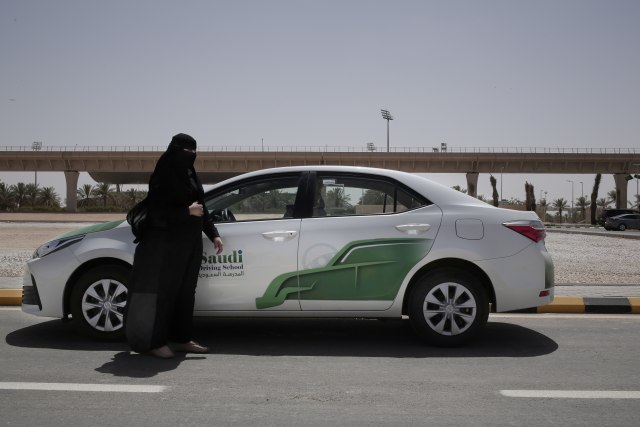 Žene po prvi put za volanom na putevima S. Arabije FOTO