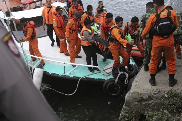 Lociran potonuli trajekt, žrtve zarobljene pod vodom