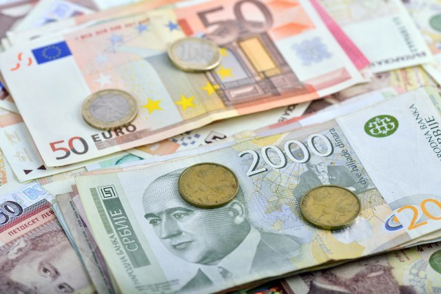 Monthly average net wage in April was EUR 416