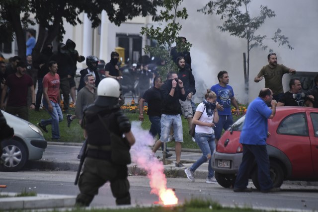 Haos u Solunu, policija ispalila suzavac i šok bombe FOTO