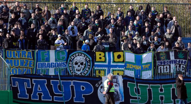 Zemunci napali Hrvate u Moskvi i oduzeli im zastavu (FOTO)