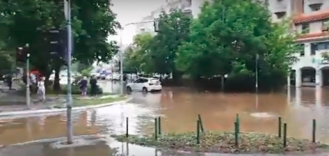 Ulice BG pod vodom, na auto-putu kolaps FOTO/VIDEO