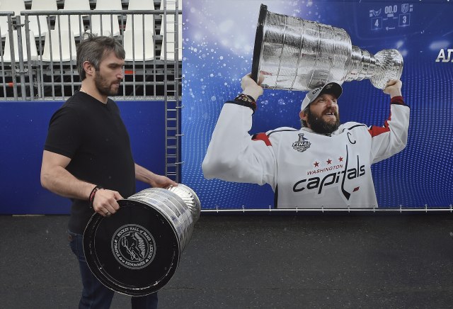 Ovečkin paradirao Moskvom, motivisao fudbalere 