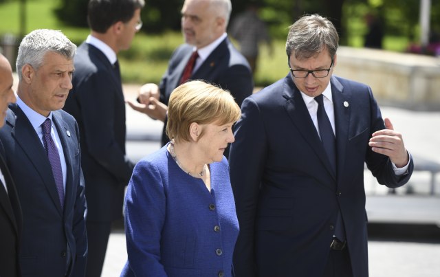 Vučić molio Merkelovu: Autoritetom ubrzajte auto-put