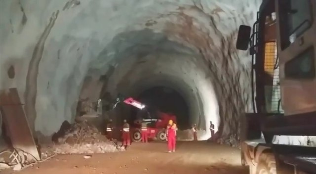 Najduži na auto-putu ugledao svetlo, problem pećine VIDEO