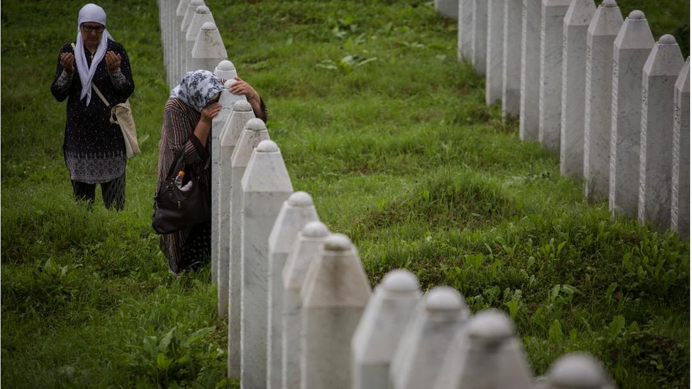 Hiljade ljudi odale poèast ubijenima u Srebrenici