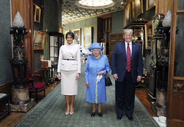 Tramp stigao kod kraljice, razgovor uz čaj / VIDEO