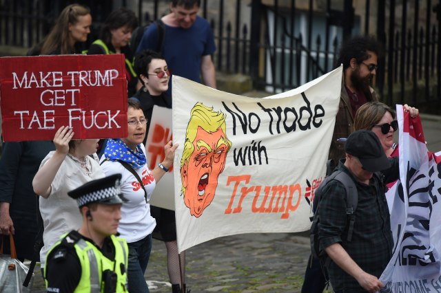 Škotska: 10.000 ljudi protestuje zbog dolaska Trampa FOTO