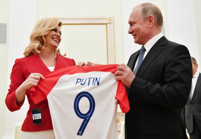 Kolinda poklonila dres Putinu FOTO