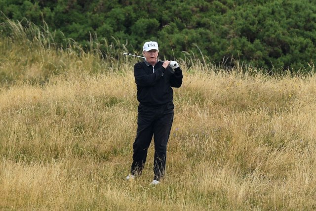 Tramp igrao golf u Škotskoj i "rekao nešto demonstrantima"