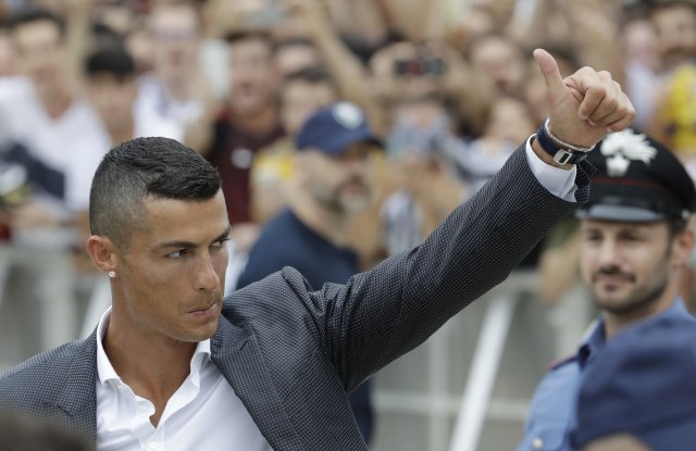 Ronaldo u Torinu: Autogrami i zagrljaji sa navijačima, pa pregledi