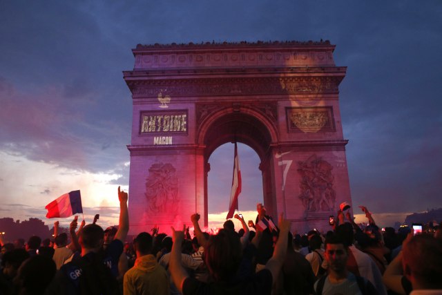 Slavlje širom Francuske, razbijeno nekoliko izloga