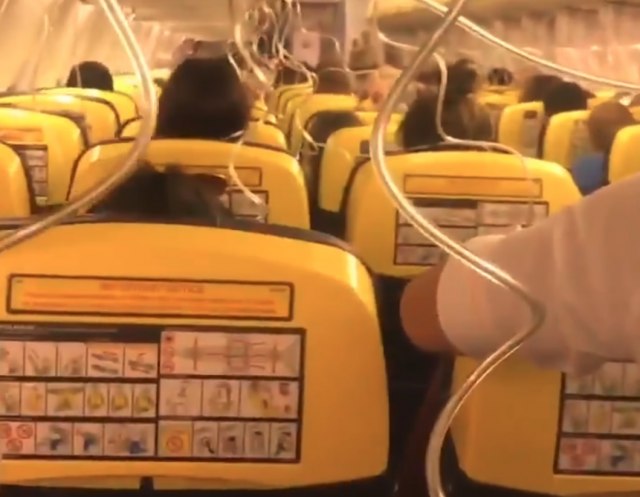 Objavljen snimak haosa u avionu Rajanera / VIDEO