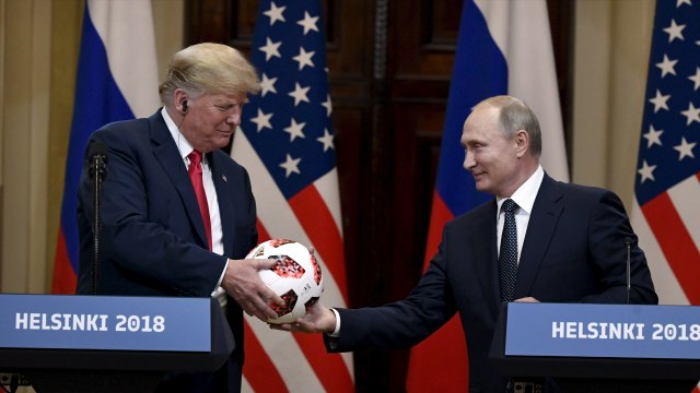 Putin poklonio loptu, Tramp je bacio Melaniji / VIDEO