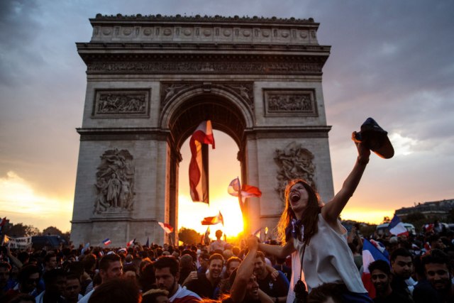 Francuska se pretvorila u ogromnu diskoteku (FOTO/VIDEO)