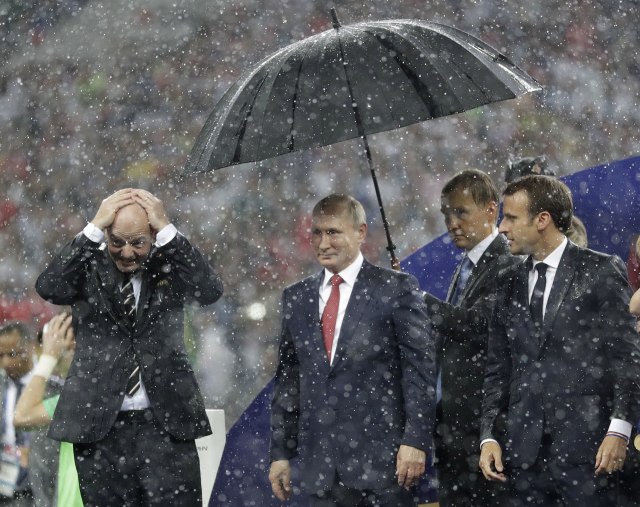 Mora se "nositi" kišobran, Putina štiti i od šampanjca