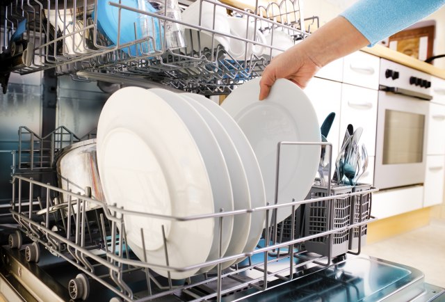 Ako pre mašinskog pranja ruèno operete sudove, zapravo pravite grešku