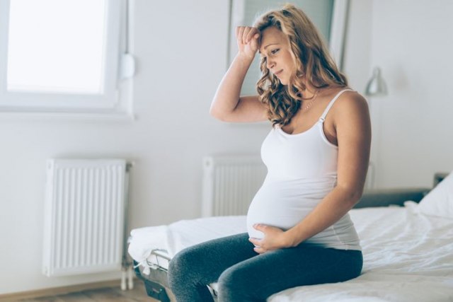 Kad mama pati posle porođaja, kako joj pomoći?