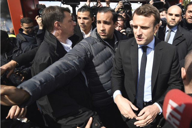 Skandal trese Pariz: Makronov pomoćnik tukao demonstranta