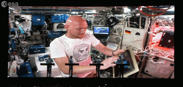 Astronaut sa Kosmičke stanice „upao“ uživo na koncert „Kraftverka“