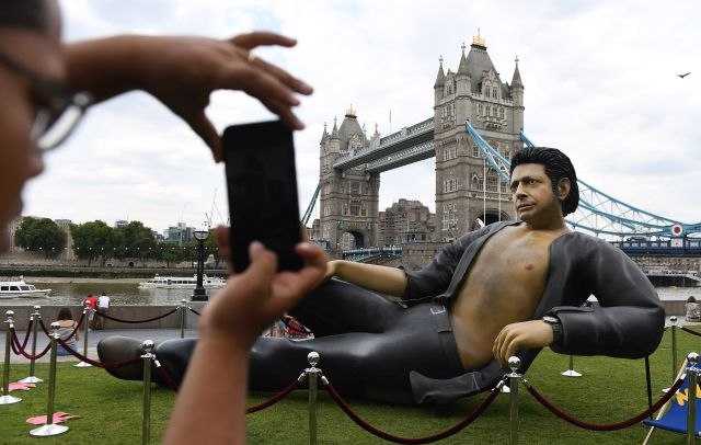 Bizarna statua glumca osvanula usred Londona / FOTO
