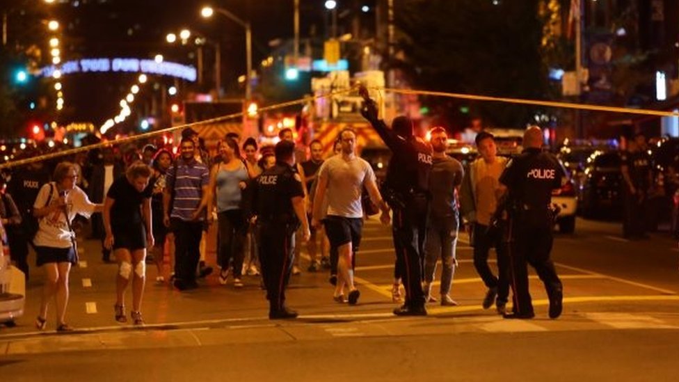 Toronto: Dvoje ubijeno, 12 ranjeno u uliènoj pucnjavi