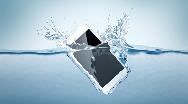 Kako da "oživite" telefon koji je završio u vodi?