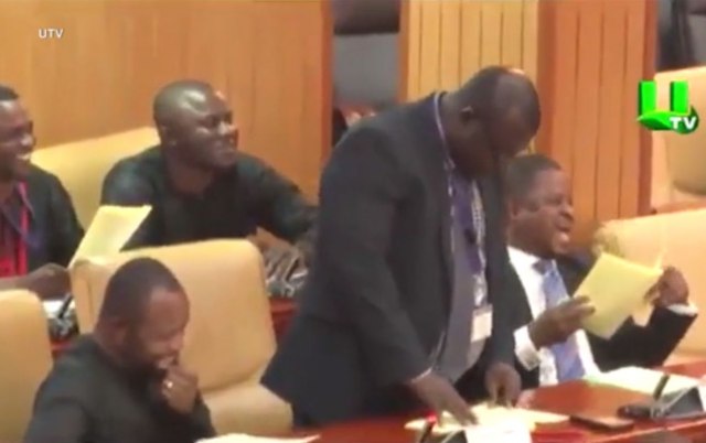 Govor poslanika izazvao je smeh do suza njegovih kolega / VIDEO