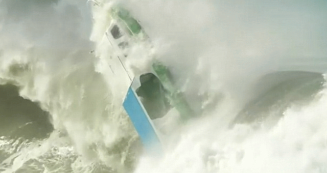 Zastrašujuæi snimak: Talasi od pet metara potpuno potopili brod