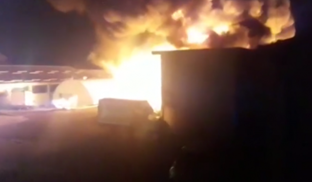 Zemun: Vatra guta skladišta, vatrogasac u Urgentnom VIDEO