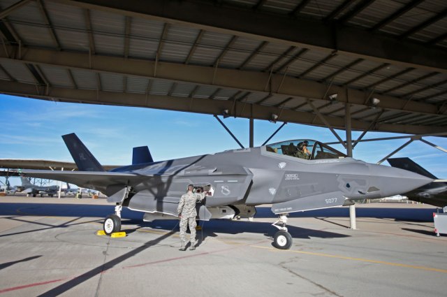 Nova bruka za F-35: Primer kako ne treba sipati gorivo VIDEO